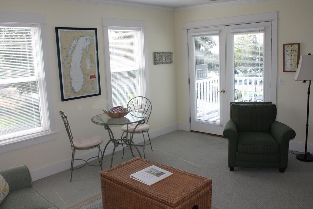 Captain'S Cottage Suites Grand Haven Habitación foto